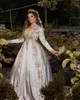 Elegantes vestidos de noche de caftán marroquí con sobrefalda desmontable 2023 Apliques dorados Mangas largas Una línea de vestidos de fiesta de celebridades Árabe Dubai Abaya Marfil Ropa de baile