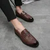 Sapatos de couro esculpido de couro oxford de pé pontual de um estribo retro de luxo metal fivela de moda masculina sapatos casuais sapatos de negócios múltiplos de tamanho