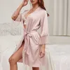 Kvinnors sömnkläder Flare Sleeve Nightgown Mini Sexig Kimono Robe V-ringad sömnkläder Kvinna Badrobe Casual Satin Home Tretressing GOWN Intime Lingerie T221008