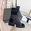 2022 Nouvelles bottes Graphy Tissu en cuir perlé à bord ouvert noir avec accessoires en métal doré oeillets fermeture à glissière à la mode avant-gardiste 35-40