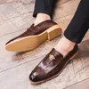 Crocodile Oxford Shoes Point Toe One Stirrup Vintage Luxury Metal Buckle Tassel Men's Fashion Formell Casual Shoes Business Shoes Stora storlekar 38-47