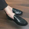 Scarpe brogue oxford scarpe in pelle puntata di punta ricamato con fibbia in metallo in metallo vegano vegan di fase di fascia di moda maschile di moda casual 38-47 790