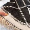 Sciarpe di lana da donna eleganti Sciarpe di lusso Designer Full Letter Stampato Soft Touch Warm Wraps con etichette Autunno Inverno Scialle lungo rosa 2022