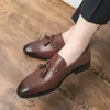 أحذية بروغ أوكسفورد الفاخرة المدببة أحذية جلدية مقدمة من شرابة الراين المعدنية المعدنية النباتية