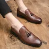 Wegańskie buty Oxford Wskazane palce Tassel rzeźbione punch Men's One Foot Stirrup Fashion Formal Casual Buty Różne rozmiary