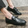 Vintage Old Oxford Shoes Pointed Toe Punch Intagliato Fringe One Stirrup Moda uomo Scarpe casual formali Taglie multiple38-47