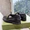 Mokasyny wsuwane buty buty płaskie Fabryczne obuwie czarne patent skórzany skórzany fartuch palce luksusowe projektanci metalowe logo Logo niskie pięta dla kobiet