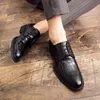 Sapatos Oxford vegano Brogueta de couro vegetal Plaid apontou dedo um estribo Moda masculina Sapatos casuais formais v 651