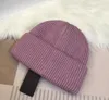 Lyxiga mössa designer kepsar vinter bönor män och kvinnor modedesign stickade hattar faller ullkapsel brev jacquard unisex varm skalle 8941639