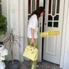 Bolsa de bolsa genuine designer de couro bk saco de raça de corrida frango bola de moda amarela bolsa de couro premium de alta capacidade feminina bolsa