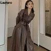 Couro de couro feminino Faux LaUtaro Autumn Long Dishized Brown Trench Coat for Women Belt Runway elegante estilo europeu de moda 221007