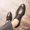 Scarpe Oxford di lusso in pelle brogue vegana scozzese con punta a punta e una staffa Scarpe casual formali da uomo alla moda di grandi dimensioni