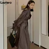 Couro de couro feminino Faux LaUtaro Autumn Long Dishized Brown Trench Coat for Women Belt Runway elegante estilo europeu de moda 221007