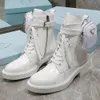 Monolith escovados de couro e botas de nylon Essas botas têm sacolas multifuncionais que lembram os uniformes formais do design de design inspirado estes sapatos