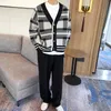 Maglioni Cardigan Uomo Primavera Stile coreano Design semplice Plaid Maglia Retro Casual Unisex Scollo a V Sciolto Qualità vintage Maglione Chandails Y2210