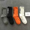 Calcetines para hombres de diseñador Nuevos calcetines de emboscura hombres Mujeres parejas de toalla de toalla Calcetines de tubo intermedio alfabeto ordenado
