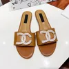 Flippers planos para designer de verão Sandálias de couro versátil para mulheres 35-42