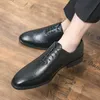 Wegańskie buty z Oxford wskazane palce nożne rzeźbione punch męskie mody mody formalne swobodne buty wiele rozmiarów 38-47