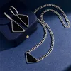 Collares de colaboración de diseñador de moda Pendientes para hombres Damas Triangular Collar Collar blanco Negro Sliver Fashion Elegante Vintage Niñas para mujer Jewelr