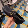 Mocassini Scarpe slip-on Scarpe da salotto Appartamenti Calzature di fabbrica Pelle verniciata nera Grembiule rotondo Punta dei piedi Designer di lusso Scritta in metallo Logo Tacco basso Placca per le donne