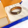 Letter V Gold 4 Leaf Grass Designer Kvinnor Bangle Charm Armband Girl Wedding Love Gift Fashion Märke Högkänsla Full personlighet