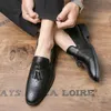 Wegańskie buty Oxford Wskazane palce Tassel rzeźbione punch Men's One Foot Stirrup Fashion Formal Casual Buty Różne rozmiary