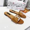 Flippers planos para designer de verão Sandálias de couro versátil para mulheres 35-42