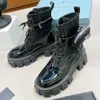 Bottes Monolith en cuir brossé et nylon. Ces bottes sont dotées de sacs multifonctionnels qui rappellent le design formel des uniformes multi-poches qui ont inspiré ces chaussures.