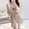 ملابس نوم للسيدات 2PCS White Women Kimono Robe مجموعات مثيرة الدانتيل الفرنسي على الطراز الفرنسي العروس ارتداء رداء الحمام رايون نوم الصيف فضفاض المنزل