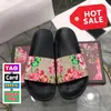 Med låda Tofflor rutschkanor sandaler designer män kvinnor lyx rutschkana strand utomhus sommar trendigt läder gummi mode sandal platt casual herr damskor tofflor