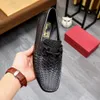 2022 Designer Men's Formal Wedding Shoe Luxurs Brands Man Business Oxford Shoes para homens Suede Couro Shoess