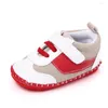 Första vandrare född baby flicka pojke mjuk gummisula sko pu läder sneaker för småbarn anti slip tränare förvarande spädbarn skor
