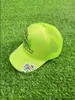 أزياء مصمم الأزياء قبعات الكرة الخضراء الخضراء غير الرسمية المنحنية حافة البيسبول قبعة أزياء رسائل الكتابة على الجدران