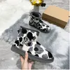 Buty 2022 futro zintegrowane Australia śniegowce wzór krowy zimowe pluszowe ciepłe wzór w cętki bawełniane buty outdoorowe krótkie buty damskie rozmiar 35-40