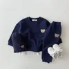 Kledingsets Peuter Outfits Baby Boy Tracksuit Cute Bear Head Borduurwerk Sweatshirt en broek 2 stks Sportpak Fashion Kids Girls5592800