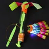 Utomhusspel LED-flygplan Flyer Flying Amazing Arrow Helicopter Flying Paraply Kids Toys Magic Shot Light-Up Parachute Gifts