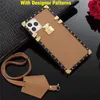 Luxury Designer Square fodral för iPhone 14 Pro Max 14Plus 6.7 13PROMAX 12 11 XR XSAMX 6 7 8 Plus Girls Women Classic Mönster Leather Soft Frame Metal Namplattor Back Cover Cover Cover