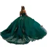 2022 Verde Escuro Quinceanera Vestidos Vestido de Baile Querida Ombro Fora Dourado Renda Lantejoulas Contas de Cristal Espartilho Vestido Traseiro Sweet 16 Vestido De 15 Anos Quinceanera