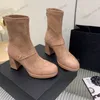 Chaussettes pour femmes Boots Boots en cuir breveté Chunky Heel Hauteur 75 cm Designer Snow Boots Boots Texture matelassée Texture ronde Fashion5750154