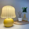 프랑스 크림 테이블 램프 유리 장식 데스크 램프 침실 침대 옆에서 작은 야간 라이트 네트 레드 버섯 램프