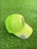 أزياء مصمم الأزياء قبعات الكرة الخضراء الخضراء غير الرسمية المنحنية حافة البيسبول قبعة أزياء رسائل الكتابة على الجدران
