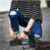 メンズパンツ卸売2022夏の薄い壊れた穴ジーンズメンズ韓国のスリムフィートティーンエイジャーカウボーイ学生足首の長さのbe食
