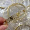 AUROUS GOLD Bangle Designer Storlek 16-18 Bred CNC Diamond Armband 3 Färger Valfritt med ruta 2022