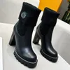 La bottine d'hiver STAR TRAIL ANKLE BOOTS est faite d'une tige en cuir de veau lisse décorée d'un grand patch en caoutchouc, la chaussure emblématique de la marque a des coutures contrastées autour de la semelle.