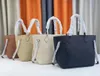 Kvinnors handväska axelväska stor kapacitet shoppingväska två små plånböcker M45685