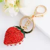 Porte-clés fraise rouge joli pendentif en verre sac à main de voiture porte-clés bijoux série cadeau fruits mode porte-clés à la mode unisexe