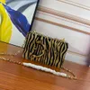 Borsa a spalla di design con grande nome in pelle leopardata retrò con fibbia a lettera in pelle da donna Borsa diagonale a catena di grande capacità multifunzionale di nuova moda