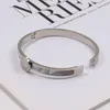 Modischer und luxuriöser Armreif mit eingelegten Diamanten, Designer-Armreifen aus weißen natürlichen Muscheln, Damenarmband, 18 Karat vergoldet, Schmuckarmbänder, Hochzeit, Party, Geschenk