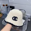 2023 Fashion Teddy Bucket Hat Donna Designer Brand Lettera Berretti casual Fluffy Fisher Hats Winter Fuzzy Caps Luxurys Designers Bucket Leisure Warm Cap 2Colors