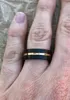 Обручальные кольца Мужчина 8 мм черное вольфрамовое кольцо с розовым золотом.